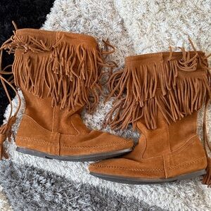 Minnetonka Fringe Moccasins - Tan